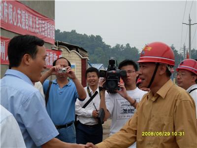 時(shí)任福建省委常委、福州市市委書記袁榮祥看望我司四川汶川地震救災(zāi)員工